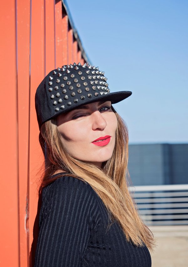 Quali sono le ultime tendenze per gli abiti da cocktail con paillettes e come indossarli correttamente?