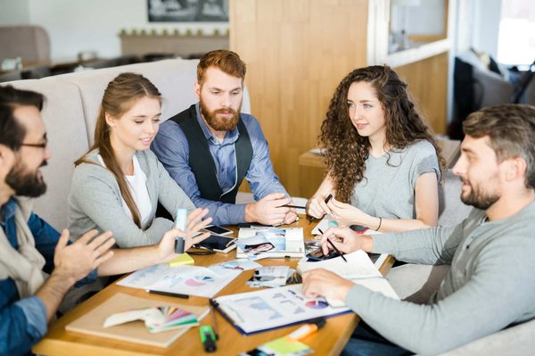 Quali sono le tendenze attuali nel design di imballaggi sostenibili per prodotti alimentari?